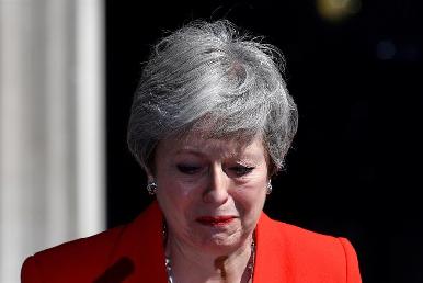 Theresa May firma carta de dimisi贸n