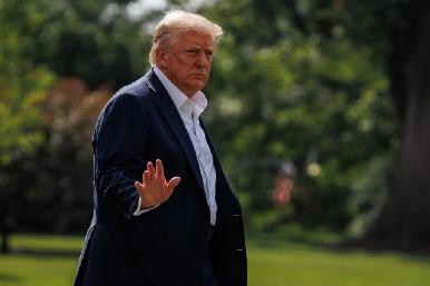 Trump reaparece con más de 40 publicaciones en redes sociales tras rumores sobre su estado de salud