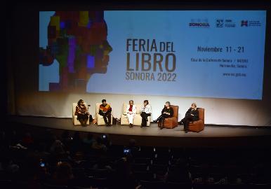 Recibe Josefina de Ávila Cervantes homenaje en la Feria del Libro Sonora 2022