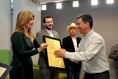 Entrega Gobernadora certificado Sonora Ambiental a empresas