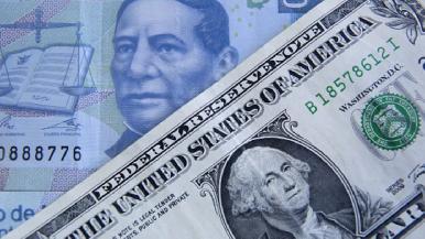 Peso mexicano pierde tras fuerte aumento en casos de coronavirus, espera decisi贸n Banxico