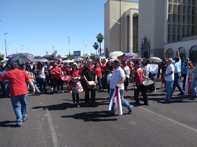 Marchan sindicatos de UNISON en protesta por reducci贸n a pensiones