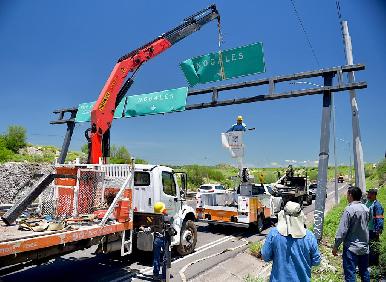Para evitar riesgos retiran señalamiento del bulevar Ganaderos y Paseo Río Sonora