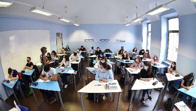 Italia detecta 13 mil casos de coronavirus entre el personal docente