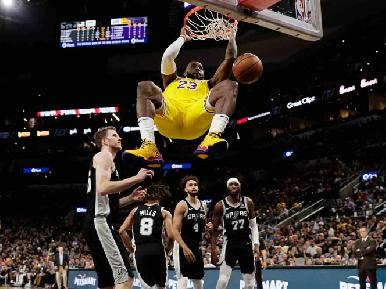 LeBron y los Lakers se adueñan de San Antonio