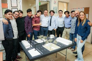 Reconoce Toño Astiazarán talento juvenil creador del proyecto de semáforo inteligente