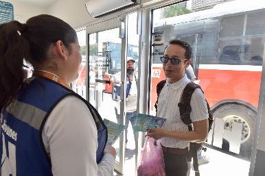 Invitan jóvenes a usar y cuidar las paradas de camión refrigeradas de Hermosillo