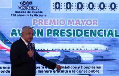 AMLO presenta diseño del ‘cachito’ para rifa del avión presidencial
