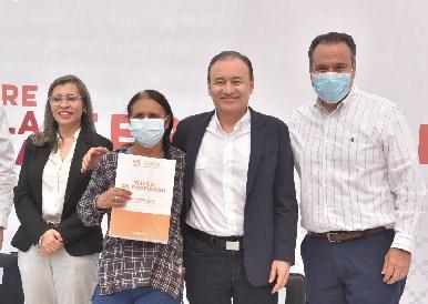 T铆tulos y cartas asignaci贸n entrega Ayuntamiento de Hermosillo en Feria de Vivienda Estatal