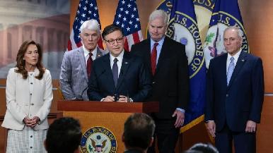 Congresistas republicanos proponen aplicar un impuesto del 5% a remesas en Estados Unidos