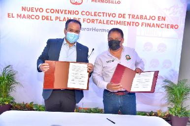 Firma Toño Astiazarán nuevo convenio colectivo con sindicato