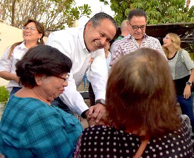 Atiende Toño Astiazarán a vecinos de la Balderrama en Miércoles en Tu Colonia