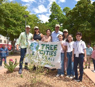 Recibe Toño Astiazarán el distintivo mundial Tree Cities Of The World por acciones de innovación en reforestación y mantenimiento de árboles