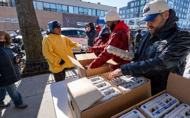 Caos por los huevos en NY, arrasan con reparto benéfico en solo 5 minutos