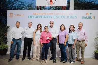 Benefician Toño Astiazarán y Patty Ruibal con servicio médico a colaboradoras del programa de desayunos escolares en la Internacional