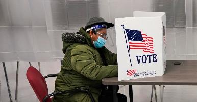 Los votantes ven un EU profundamente dividido, revela encuesta de AP