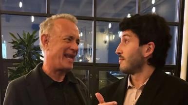 Tom Hanks colabora con Sebastián Yatra en la promoción de 