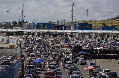 Hay largas filas en la frontera con México ante el cierre de gobierno de EU; reportan hasta seis horas de espera