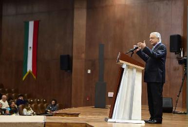 Acepta AMLO realizar en 2022 consulta sobre revocaci贸n de mandato