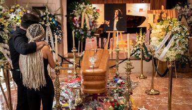 Cientos de personas dan su último adiós al cantante Camilo Sesto