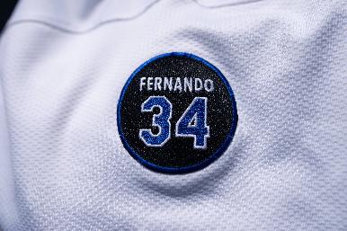 Los Dodgers portarán un parche con el ‘34’ del mexicano Fernando Valenzuela toda la temporada 2025 de la MLB