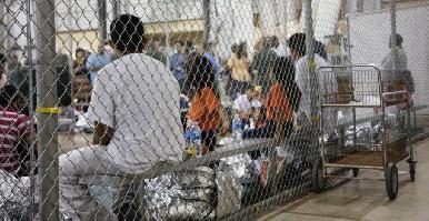 Estados Unidos comienza a reunir a algunas familias separadas en la frontera con México