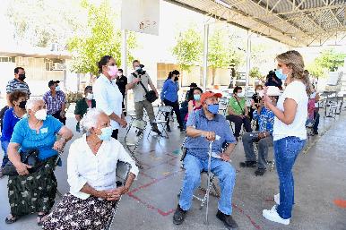 Llama Gobernadora Pavlovich a adultos mayores a seguirse cuidando después de la vacunación
