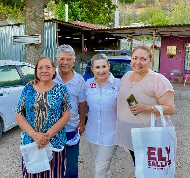 Ely Sallard candidata a diputada local por el Distrito 8 lleva sus propuestas de campaña a la Colonia El Ranchito