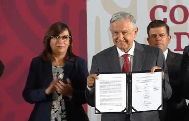 AMLO anuncia acuerdo bancario para refinanciar deuda de Pemex