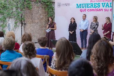 Reconocen Toño Astiazarán y Patty Ruibal a 