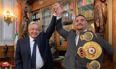 AMLO recibe a Andy Ruiz Jr., primer campe贸n mexicano de peso completo