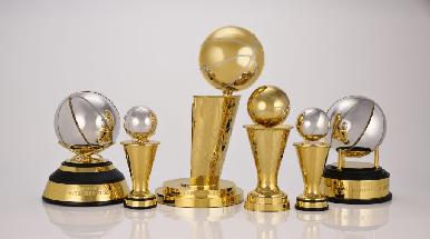 NBA rediseña el trofeo de campeón y estrenará premios en playoffs con homenaje a las leyendas Larry Bird y ‘Magic’ Johnson