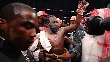 Le ganó un combate histórico a Canelo Álvarez y sorprendió con una sentencia sobre su futuro: “Aún está en el aire”
