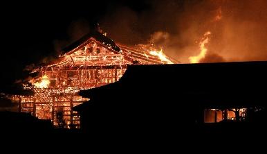 Arde castillo japonés Shuri de Okinawa, patrimonio de la humanidad
