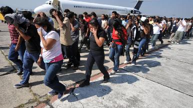 Gobierno de Trump ordena bloquear beneficio de fianza a migrantes detenidos que busquen ser deportados