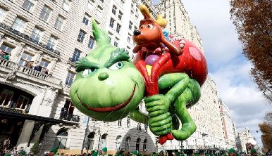 Celebran Día de Acción de Gracias con desfile anual de globos gigantes