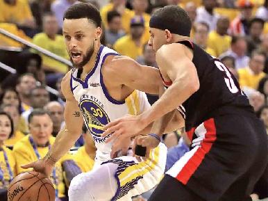 Warriors triunfa en el primer duelo