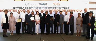 Reconoce SEC a docentes con 50 y más años de servicio