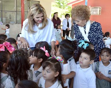 Reconoce Gobernadora a maestras y maestros por su vocación y entrega