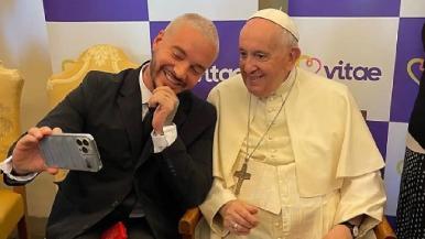 ‘Es el más cool’: J Balvin asegura que al papa Francisco le gusta el reguetón