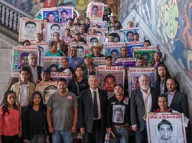 ‘Estamos aplicándonos a fondo’: López Obrador a padres de los 43