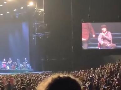 Joaquín Sabina se cae del escenario y lo sacan en ambulancia