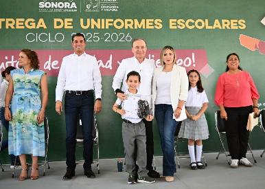 Gobernador Durazo garantiza entrega de uniformes gratuitos a todos los estudiantes antes de iniciar próximo ciclo