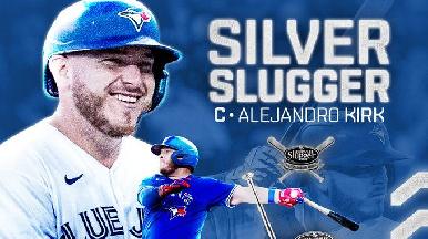 El mexicano Alejandro Kirk gana el premio Bat de Plata al mejor receptor de la Liga Americana de la MLB