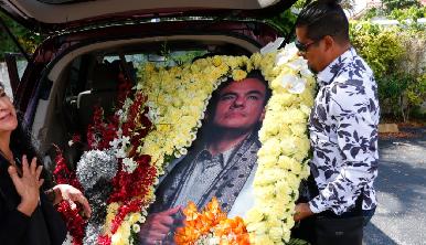 Familiares y artistas despiden a José José en Miami