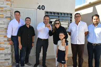 Entrega Toño Astiazarán las primeras tres viviendas de Sello H que cuentan con paneles solares