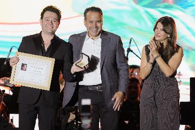 Entrega Toño Astiazarán medalla Emiliana de Zubeldía al tenor sonorense Arturo Chacón