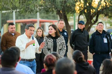 Dialoga alcaldesa Celida L贸pez con vecinos de la colonia Altares