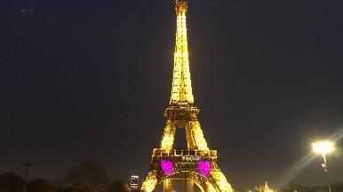 Se ilumina la Torre Eiffel y proyecta frases de amor por San Valentín