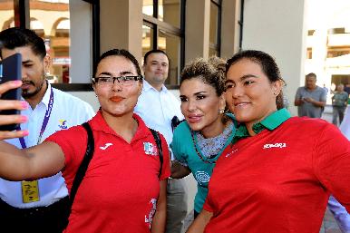 Abandera Gobernadora Pavlovich a atletas de la Ola Roja